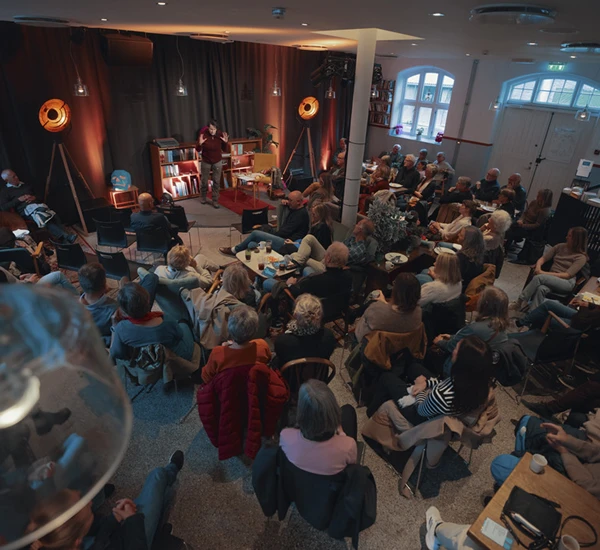 En fullsatt hovedsal på Sentralbadet litteraturhus og forfatter Vigdis Hjorth på scenen. Fugleperspektiv. Foto.